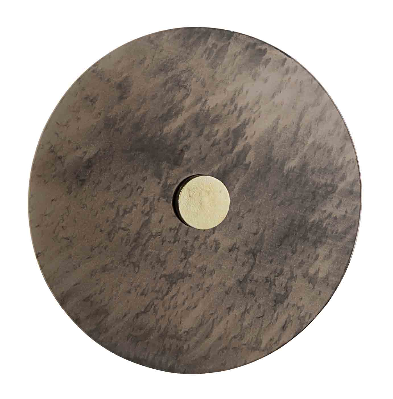 Der Beistelltisch Dinpal überzeugt mit seinem modernen Design. Gefertigt wurde der Tisch aus Metall, welches eine Feinbearbeitung aus Nickel erhalten hat. Die Tischplatte ist aus Glas.