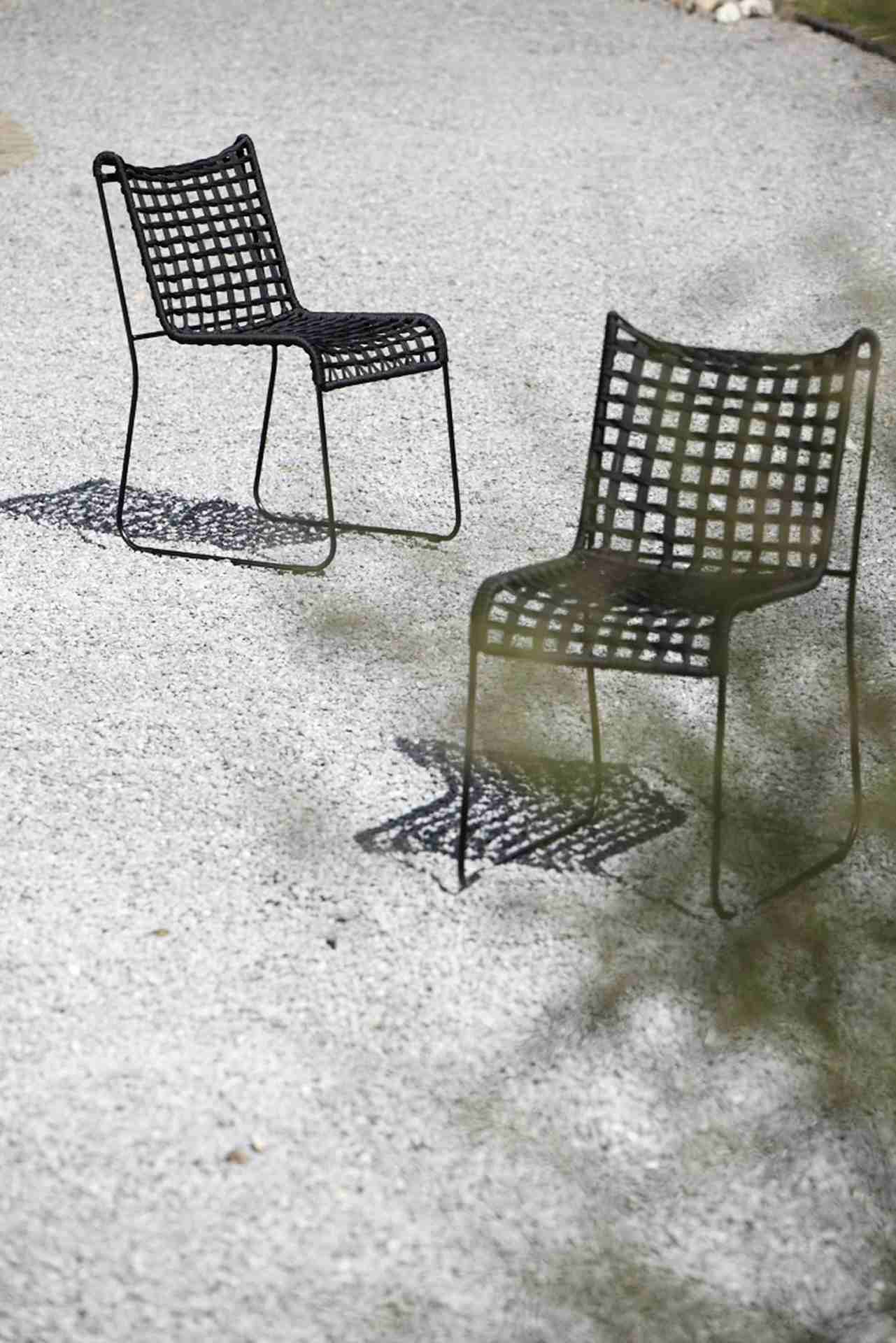 Moderner Gartenstuhl In / Out welcher aus Metall gefertigt wurde. Designet von der Marke Jan Kurtz in einem schwarzen Farbton. Outdoor geeignet.