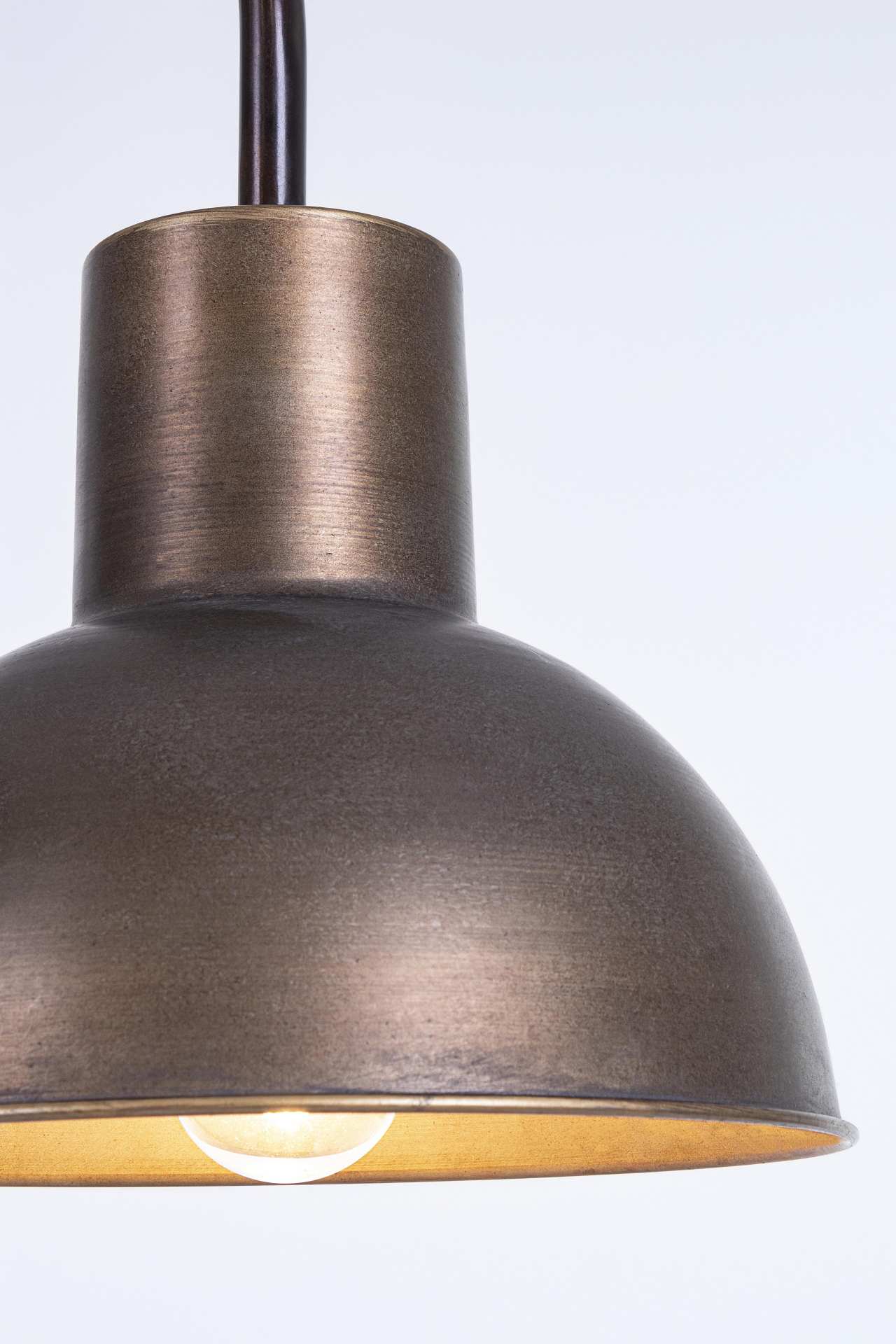 Die Stehleuchte Voguish überzeugt mit ihrem klassischen Design. Gefertigt wurde sie aus Metall, welches einen Schwarzen Farbton besitzt. Die Lampe besitzt eine Holzplatte in einer natürlichen Farbe. Die Lampe besitzt eine Höhe von 145 cm.