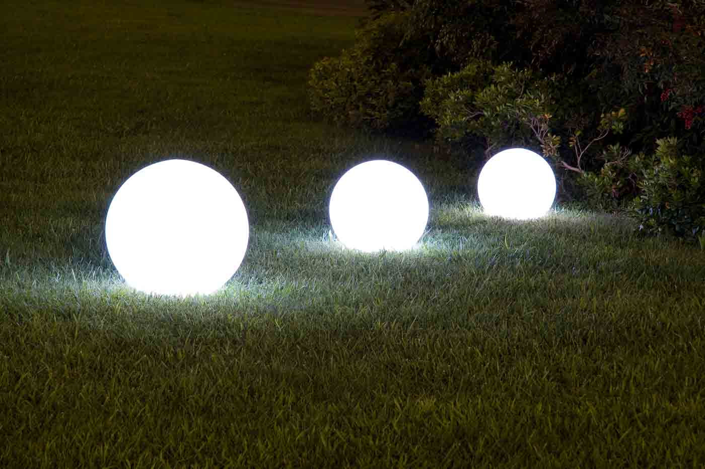 Schlichte Outdoor-Lampe Pool in einer runden Form, gefertigt aus Kunststoff mit LED Leuchtmittel