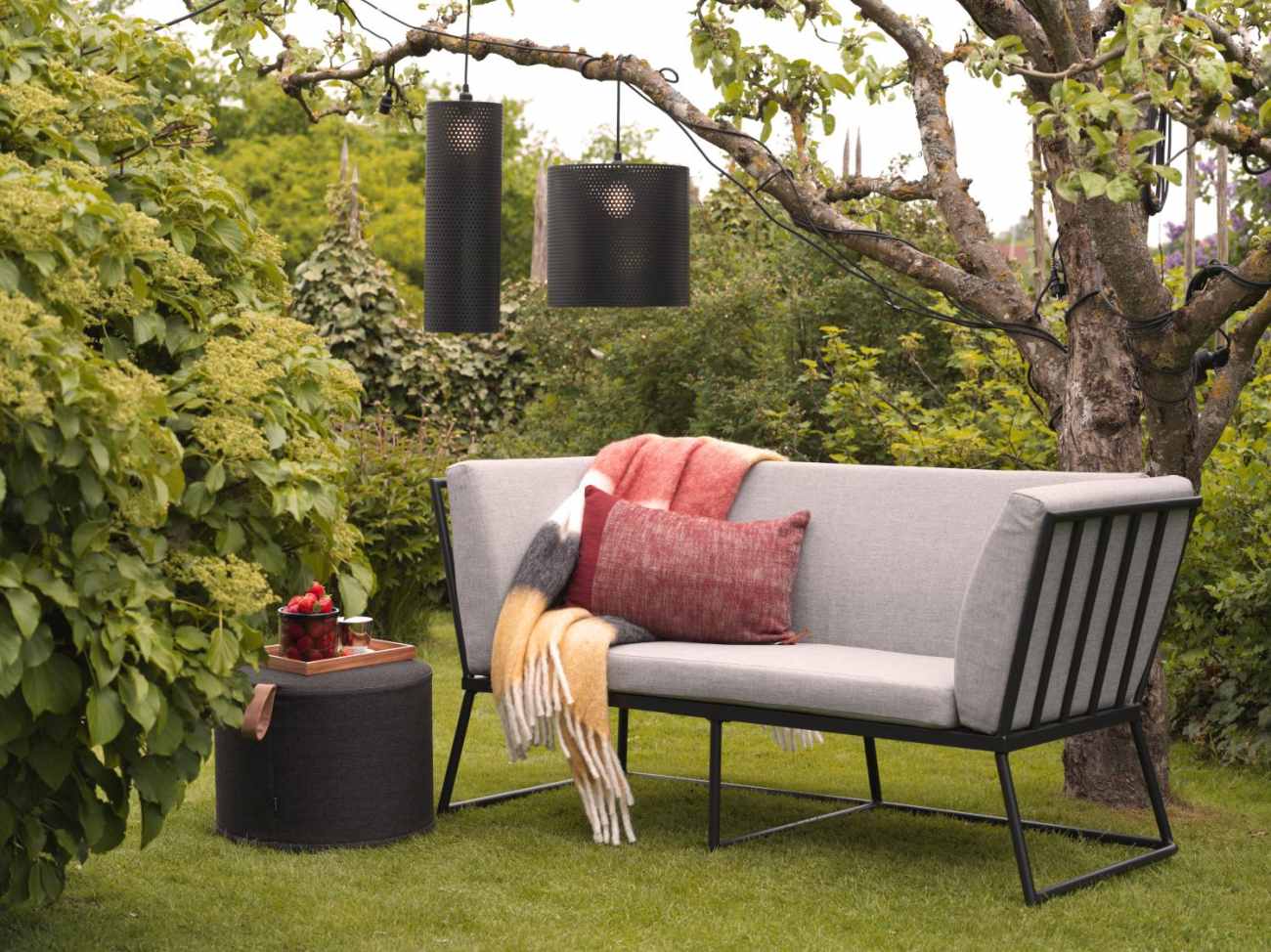 Das Gartensofa Vence überzeugt mit seinem modernen Design. Gefertigt wurde er aus Stoff, welcher einen grauen Farbton besitzt. Das Gestell ist aus Metall und hat eine schwarze Farbe. Die Sitzhöhe des Sofas beträgt 43 cm.