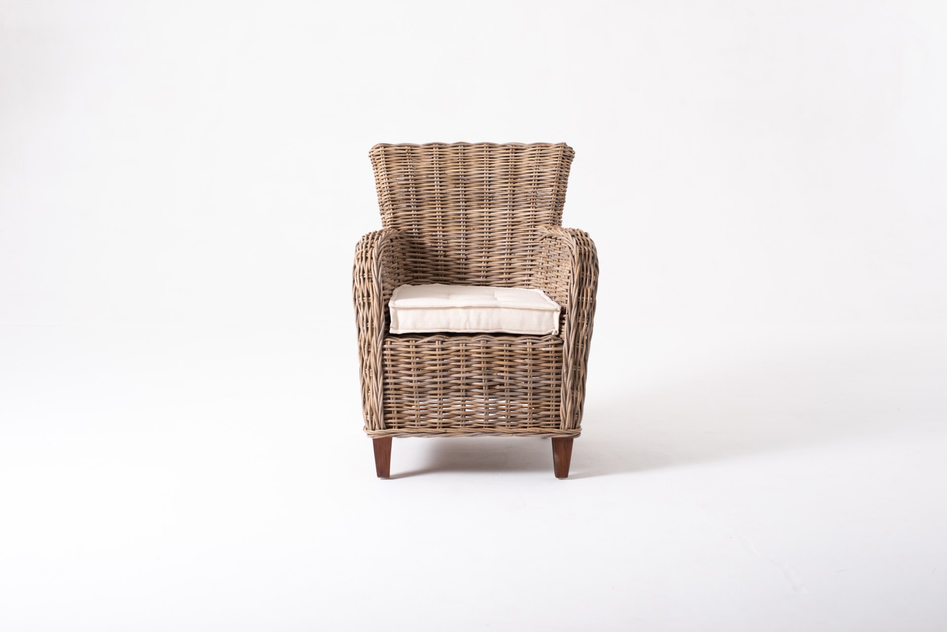 Der Armlehnstuhl Baroness überzeugt mit seinem Landhaus Stil. Gefertigt wurde er aus Kabu Rattan, welches einen braunen Farbton besitzt. Der Stuhl verfügt über eine Armlehne und ist im 2er-Set erhältlich. Die Sitzhöhe beträgt beträgt 40 cm.