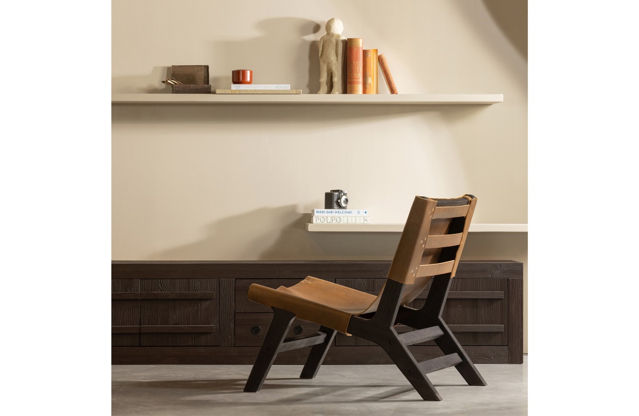 Der Sessel Consume überzeugt mit seinem modernen Stil. Gefertigt wurde er aus Leder, welches einen braune Farbton besitzt. Das Gestell ist aus Holz hat eine schwarze Farbe. Der Sessel hat eine Breite von 78 cm und eine Sitzhöhe von 43 cm.