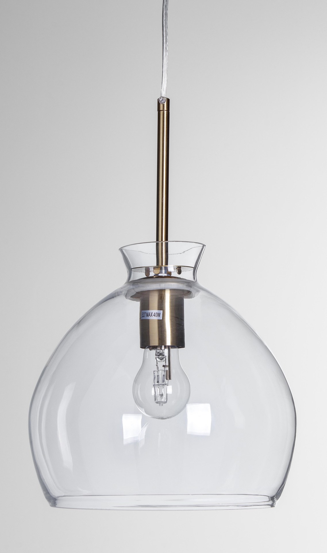 Die Hängeleuchte Sparkle überzeugt mit ihrem modernen Design. Gefertigt wurde sie aus Metall, welches einen goldenen Farbton besitzt. Die Lampenschirme sind aus Glas und sind klar. Die Lampe besitzt eine Höhe von 160 cm.