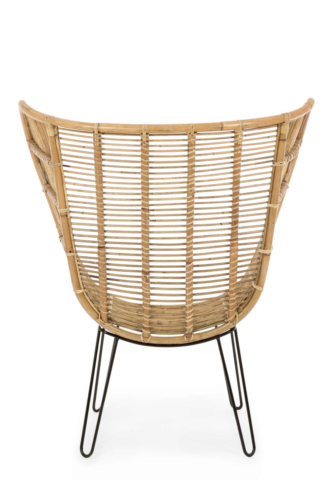 Der Sessel Estefan überzeugt mit seinem klassischen Design. Gefertigt wurde er aus Rattan, welches einen natürlichen Farbton besitzt. Das Gestell ist aus Metall und hat eine schwarze Farbe. Der Sessel besitzt eine Sitzhöhe von 42 cm. Die Breite beträgt 10