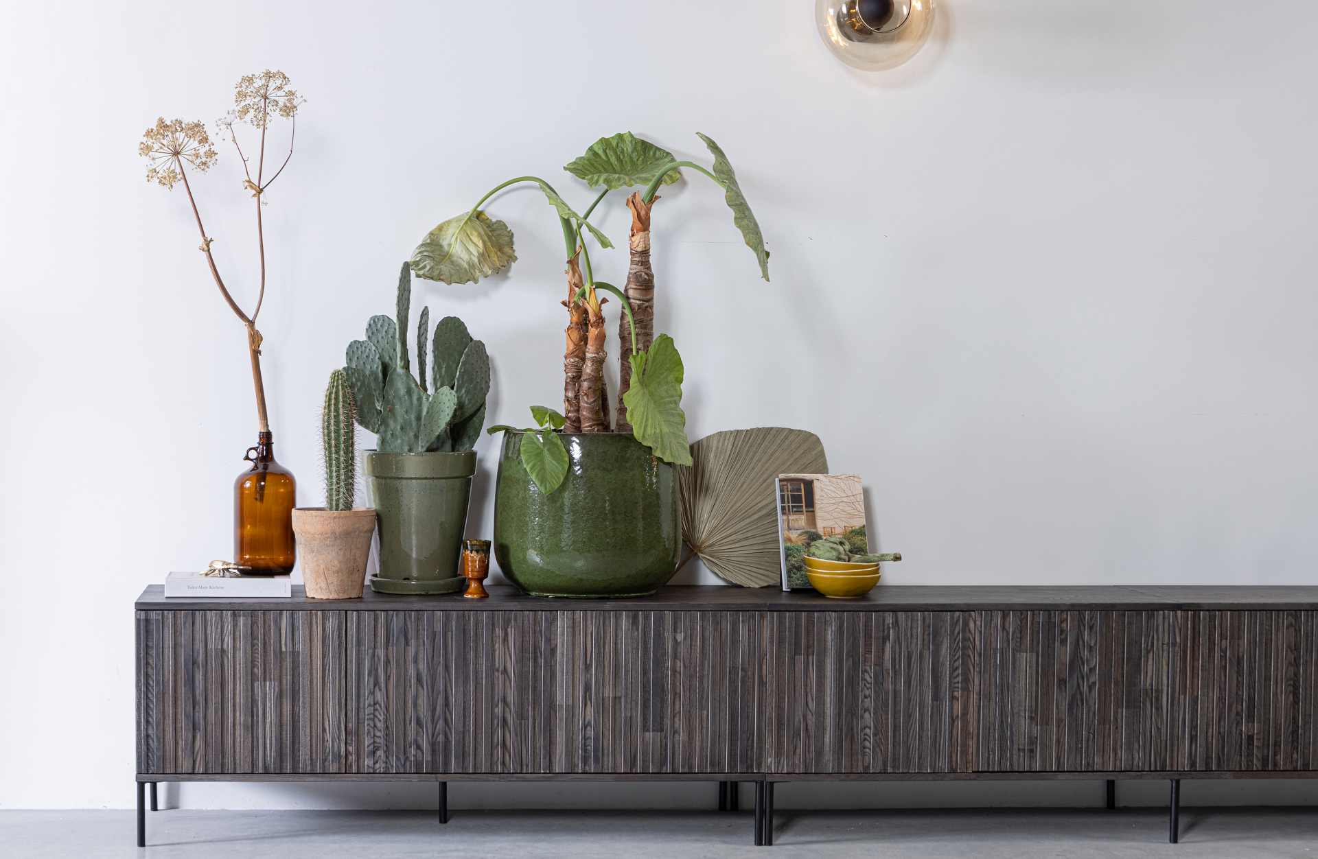 TV-Board Gravure aus Eschenholz 150 cm, Espresso