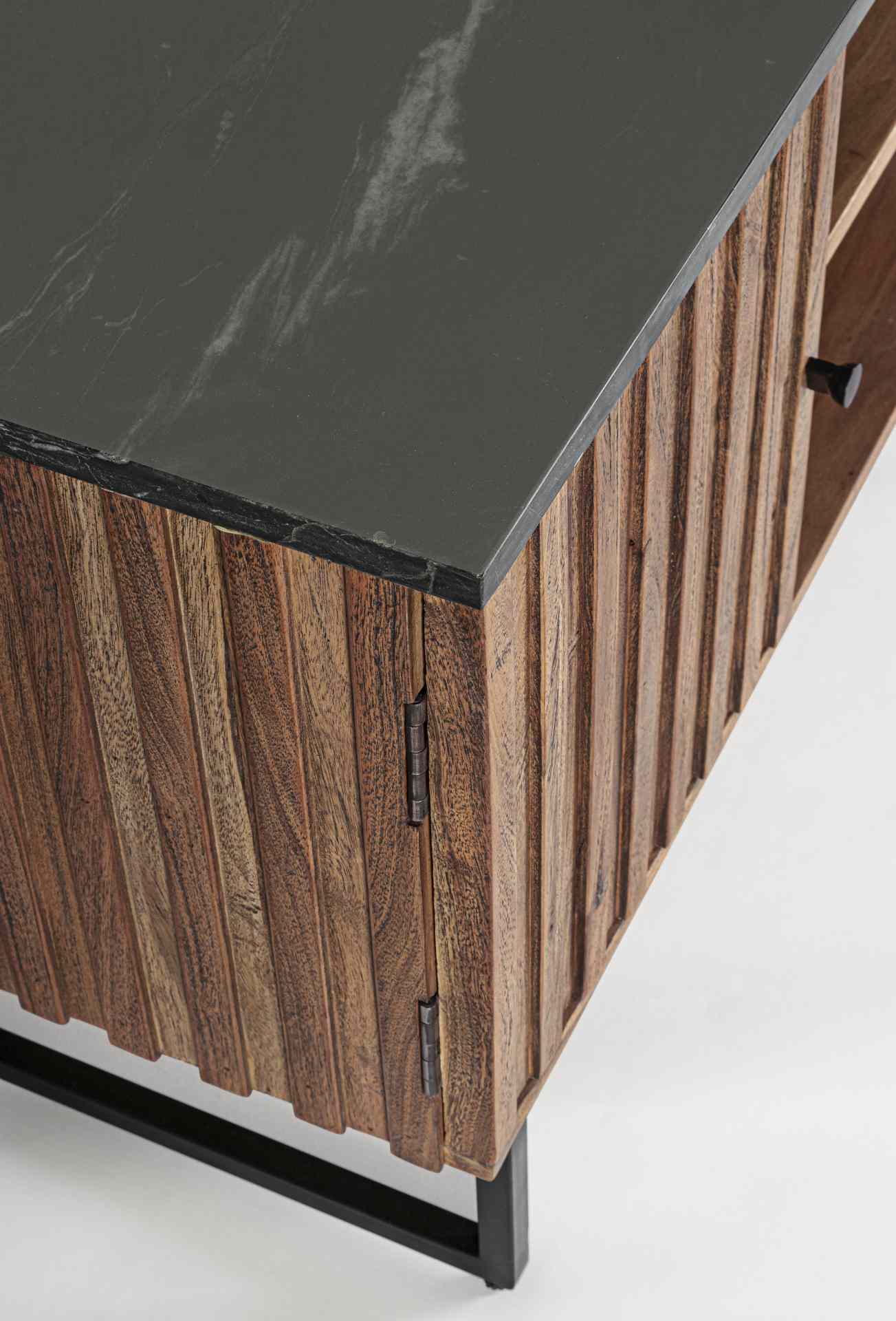 Das TV Board Norfolk überzeugt mit seinem klassischen Design. Gefertigt wurde es aus Akazienholz, welches einen natürlichen Farbton besitzt. Das Gestell ist aus Metall und hat eine schwarze Farbe. Die Oberflächenplatte ist aus Marmor. Das TV Board verfügt