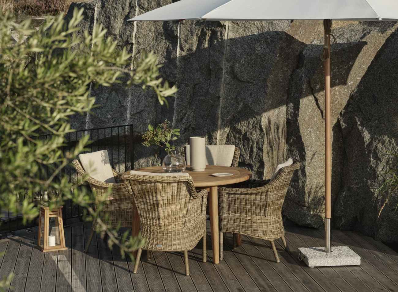 Der Gartenesstisch Lilja überzeugt mit seinem modernen Design. Gefertigt wurde die Tischplatte aus Teakholz und hat eine natürliche Farbe. Das Gestell ist auch aus Teakholz und hat eine natürliche Farbe. Der Tisch besitzt einen Durchmesser von 120 cm.