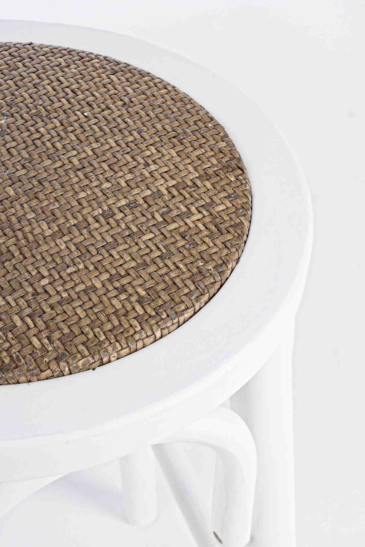 Der Barhocker Circle überzeugt mit seinem klassischen Design. Gefertigt wurde er aus Ulmenholz, welches einen weißen Farbton besitzt. Die Sitzfläche ist aus natürlichem Ratten Geflecht. Die Sitzhöhe des Hockers beträgt 73 cm.