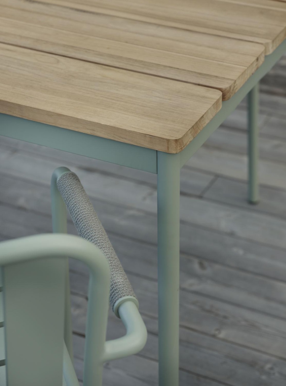 Der Gartenesstisch Nolli überzeugt mit seinem modernen Design. Gefertigt wurde die Tischplatte aus Teakholz und hat einen natürlichen Farbton. Das Gestell ist auch aus Metall und hat eine grüne Farbe. Der Tisch besitzt eine Länge von 240 cm.