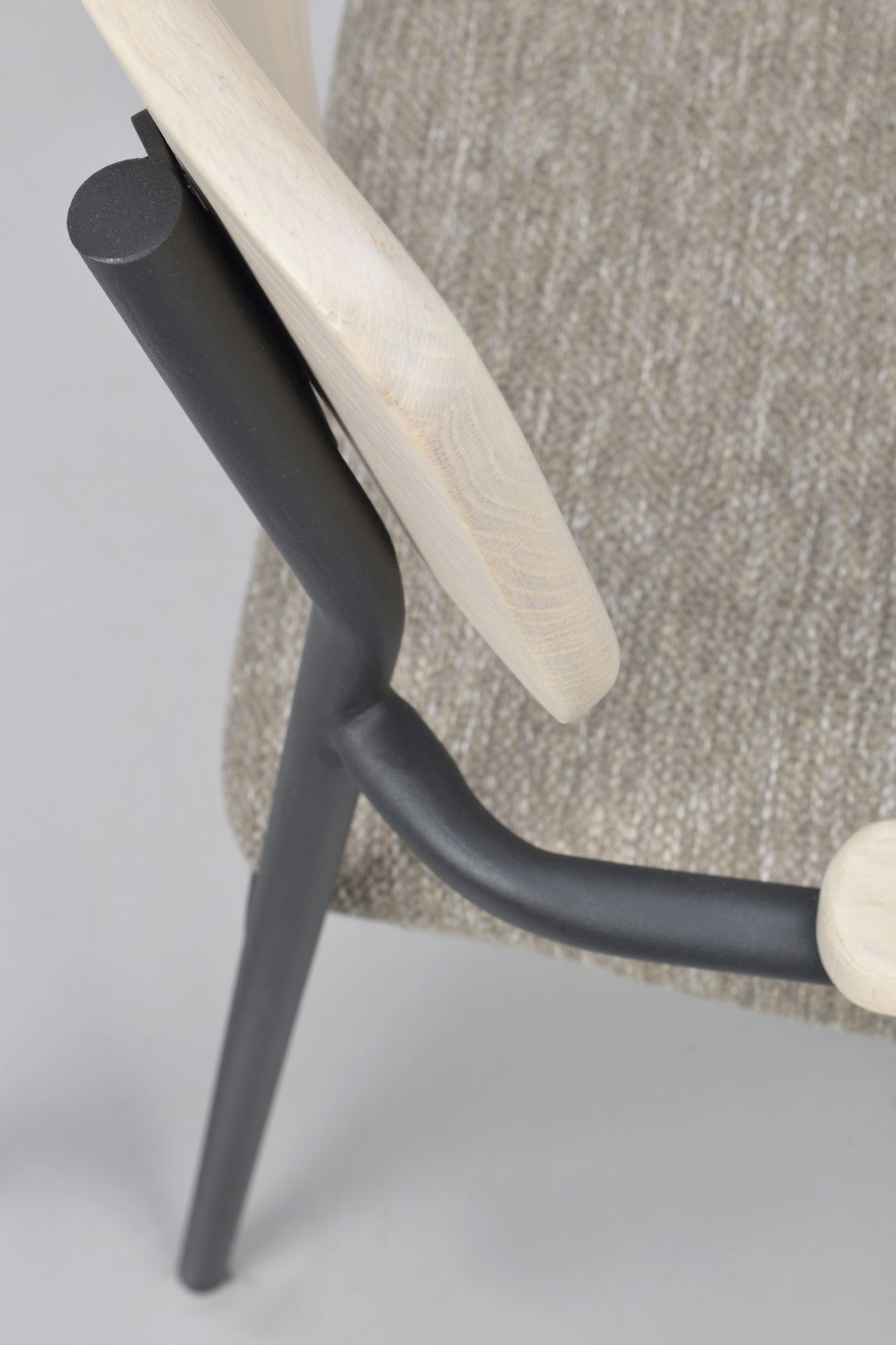 Stuhl Maymont 2er Set mit Armlehnen, Whitewash / Dunkelbeige – überzeugt mit zeitlosem Stil.