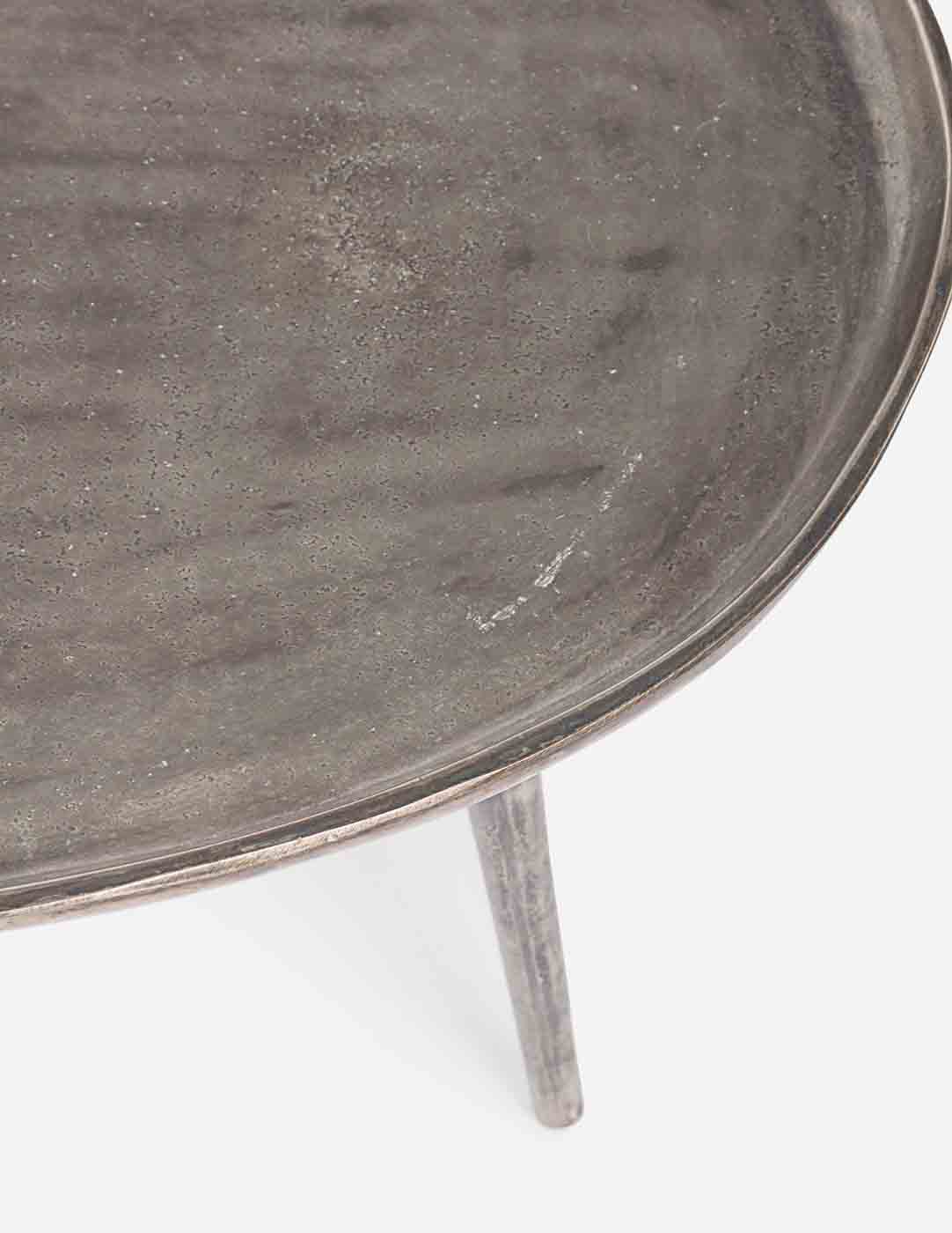 Der runde Beistelltisch Tahir wurde aus Aluminium gefertigt. Die Oberfläche ist versilbert und hat eine Feinbearbeitung erhalten.