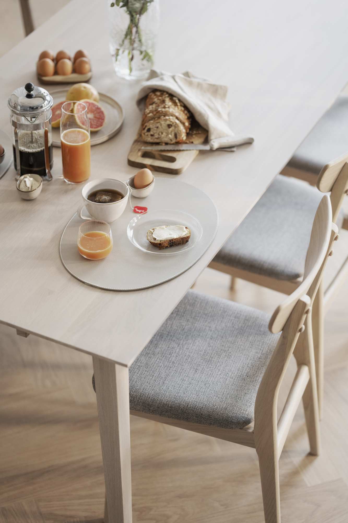 Machen Sie Ihr Zuhause komplett mit Esstisch Filippa Rechteckig 180x90cm, Eiche Weiß pigmentiert.