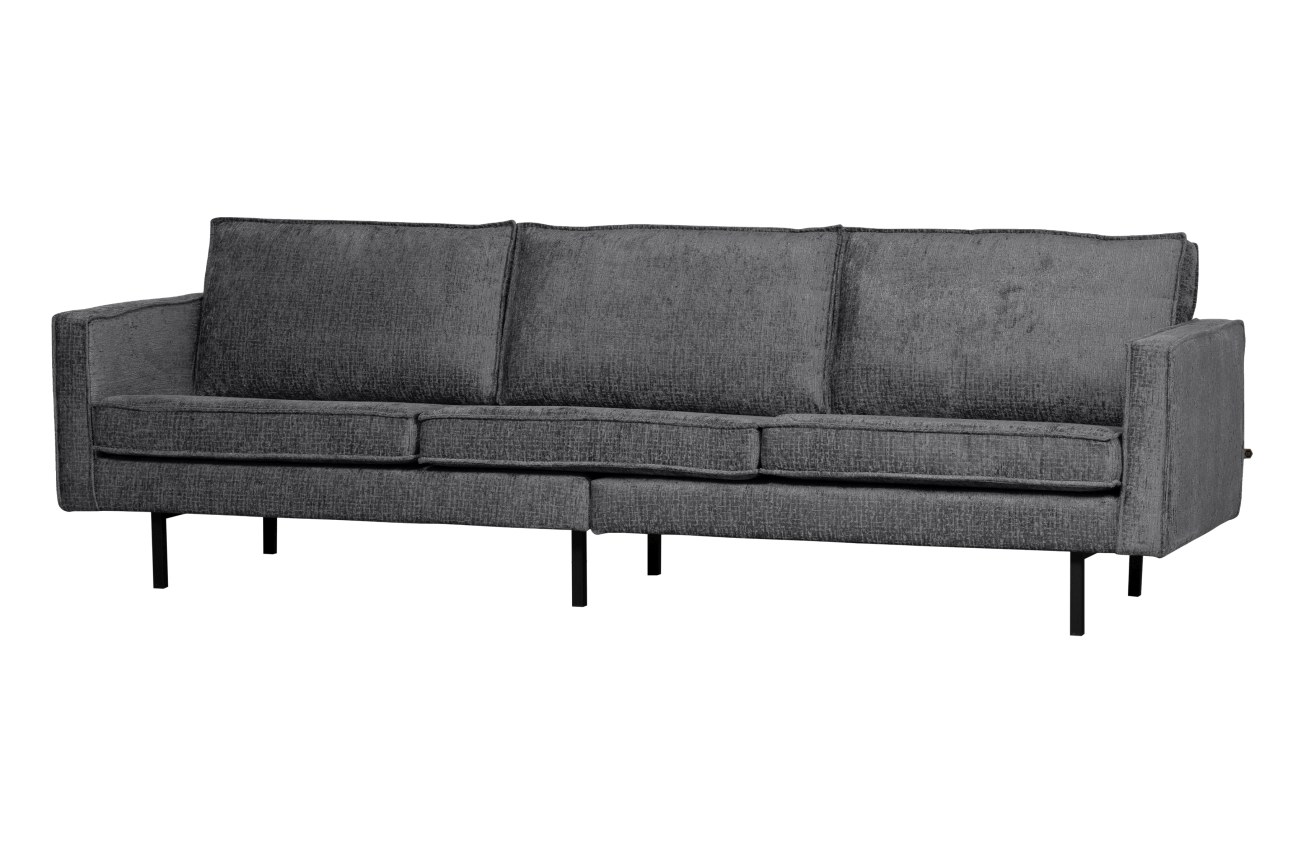 Das Sofa Rodeo überzeugt mit seinem modernen Stil. Gefertigt wurde es aus Struktursamt, welches einen dunkelgrauen Farbton besitzt. Das Gestell ist aus Metall und hat eine schwarze Farbe. Das Sofa besitzt eine Breite von 277 cm.