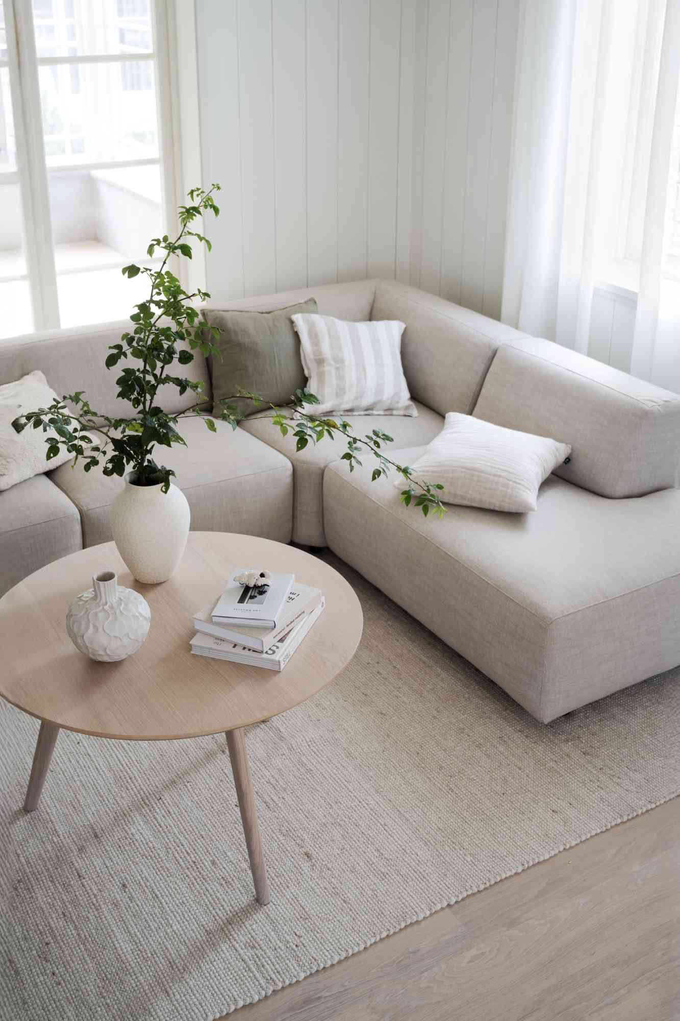 Edles Möbelstück: Couchtisch Yumi Rund 90cm, Esche Weiß pigmentiert für stilvolle Einrichtung.