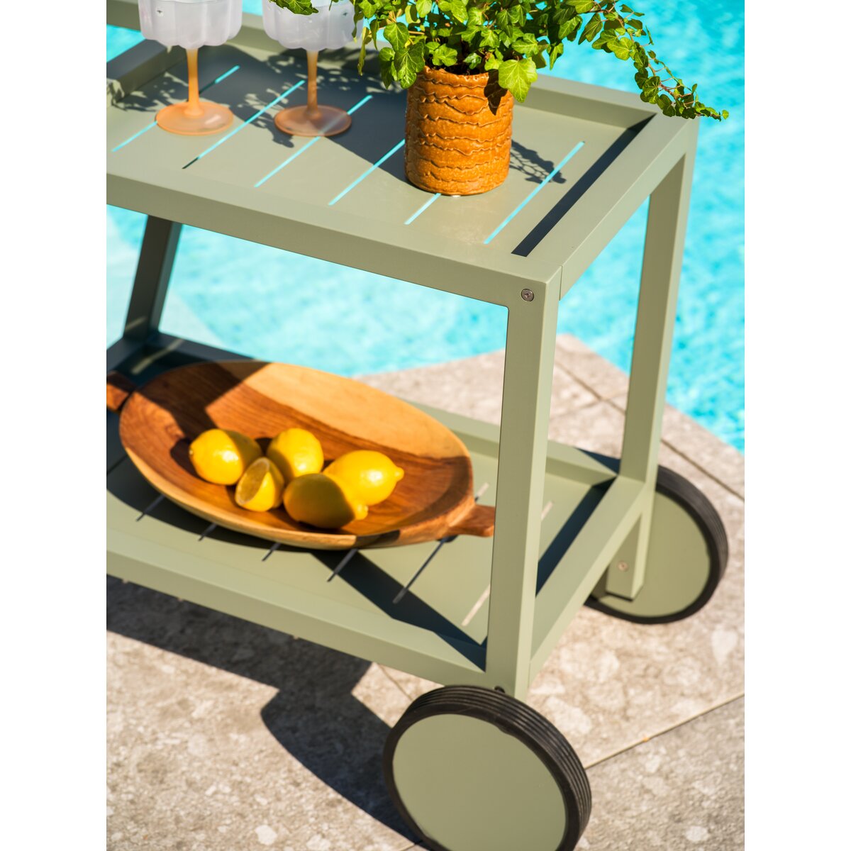 Garten-Servierwagen Samvaro, Dusty Green - aus Aluminium, mit Rollen