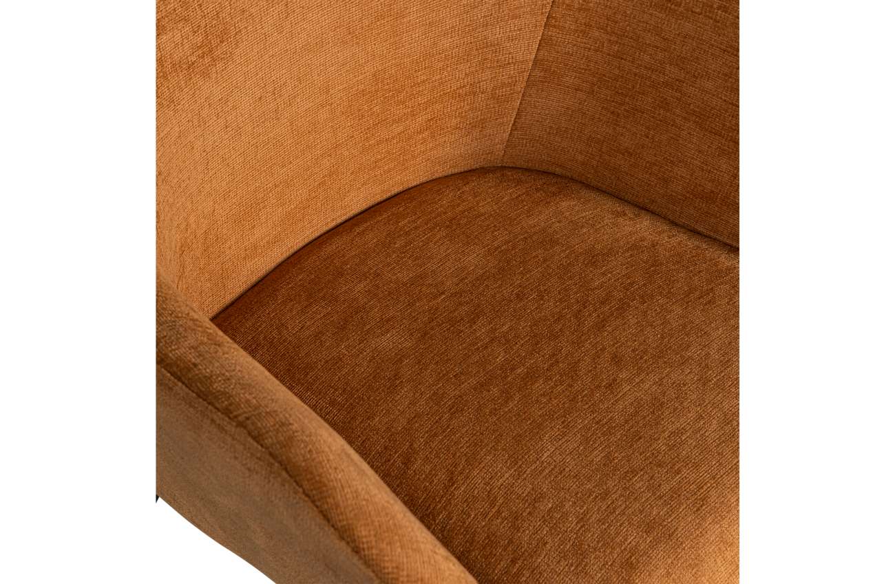 Der Esszimmerstuhl Vos überzeugt mit seinem modernen Design. Gefertigt wurde er aus Chenille-Gewebe, welches einen orangen Farbton besitzt. Das Gestell ist aus Metall und hat eine schwarze Farbe. Die Sitzhöhe des Stuhls beträgt 48 cm