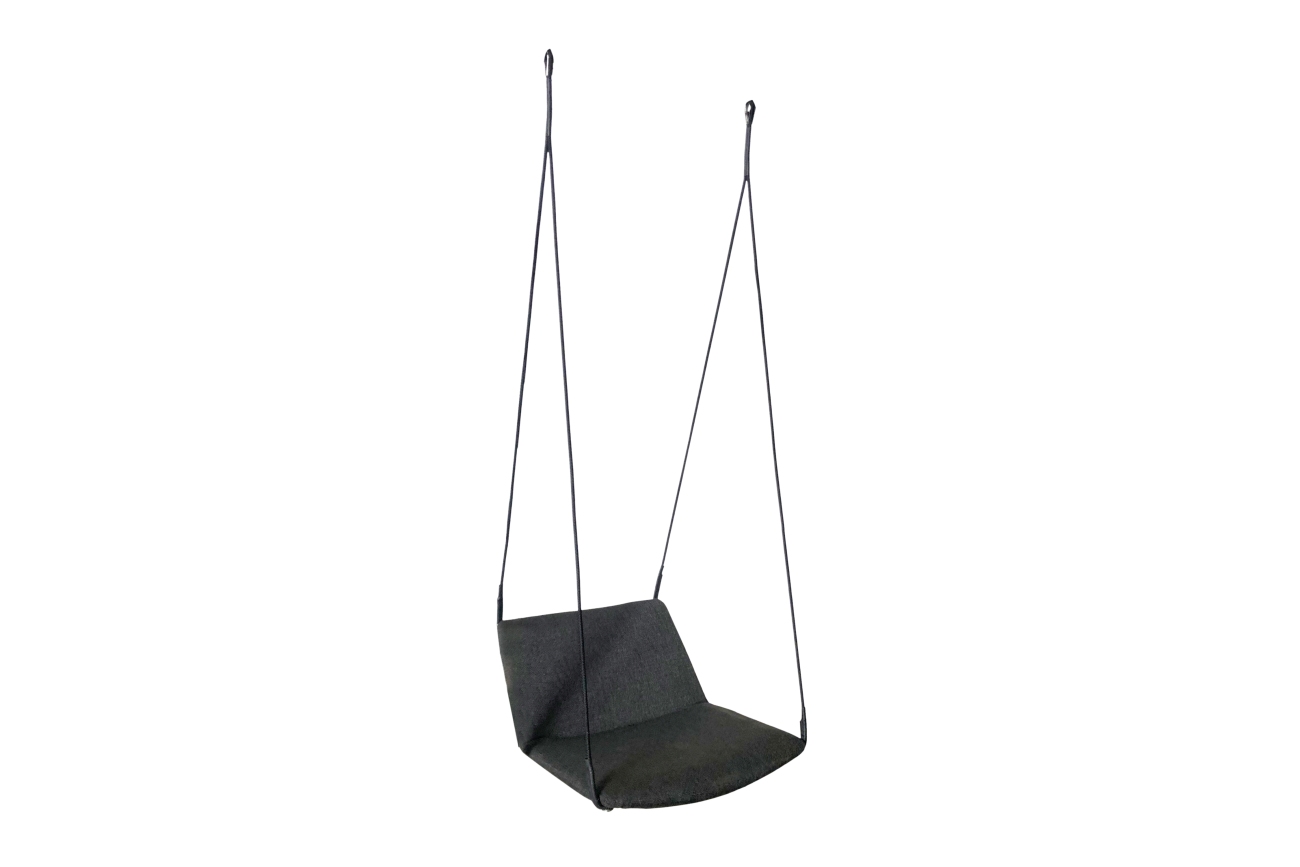 Der Hängesessel Antila überzeugt mit seinem modernen Design. Gefertigt wurde er aus Stoff, welches einen schwarzen Farbton besitzt. Das Gestell ist auch aus Metall und hat eine schwarze Farbe. Der Sessel ist an der Decke zu befestigen.