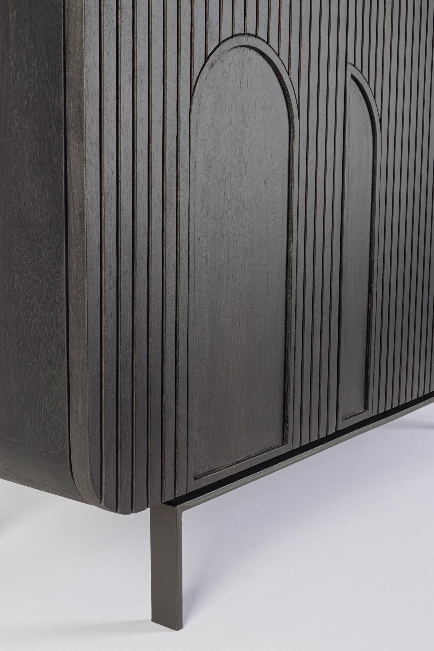 Das Sideboard Orissa überzeugt mit seinem modernen Design. Gefertigt wurde es aus Mangoholz, welches einen schwarzen Farbton besitzt. Das Gestell ist aus Metall und hat eine schwarze Farbe. Das Sideboard besitzt eine Breite von 145 cm.