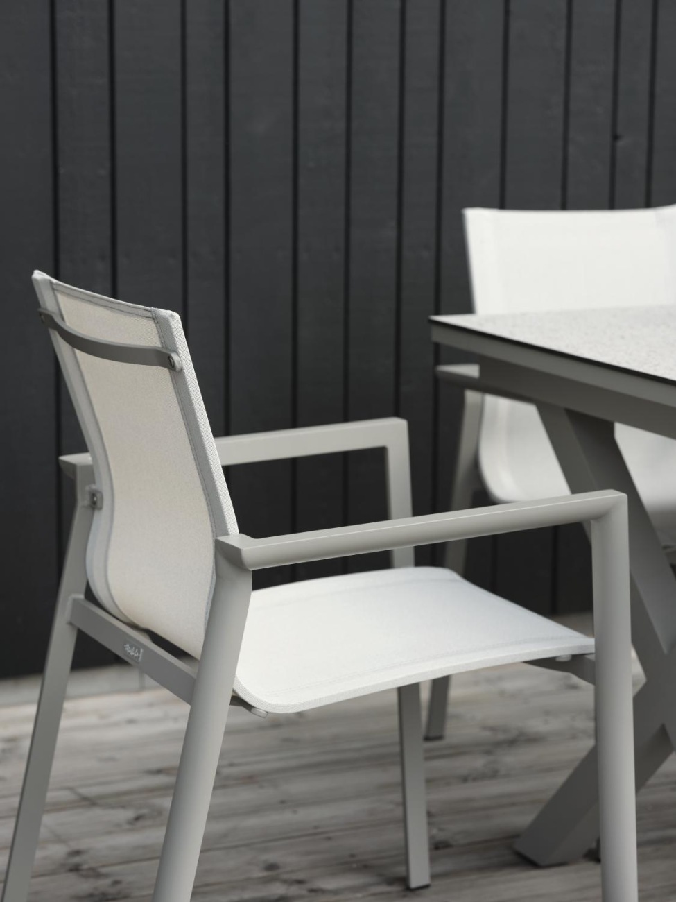 Der Gartenstuhl Delia überzeugt mit seinem modernen Design. Gefertigt wurde er aus Textilene, welches einen weißen Farbton besitzt. Das Gestell ist aus Metall und hat eine kaki Farbe. Die Sitzhöhe des Stuhls beträgt 43 cm.