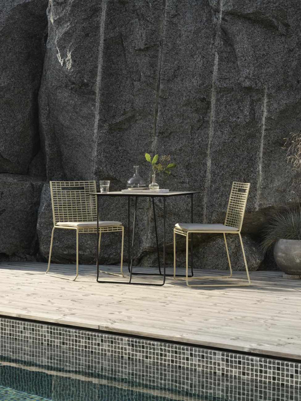 Der Gartenstuhl Sinarp überzeugt mit seinem modernen Design. Gefertigt wurde er aus Metall, welches einen gelben Farbton besitzt. Das Gestell ist auch aus Metall und hat eine gelbe Farbe. Die Sitzhöhe des Stuhls beträgt 44 cm.