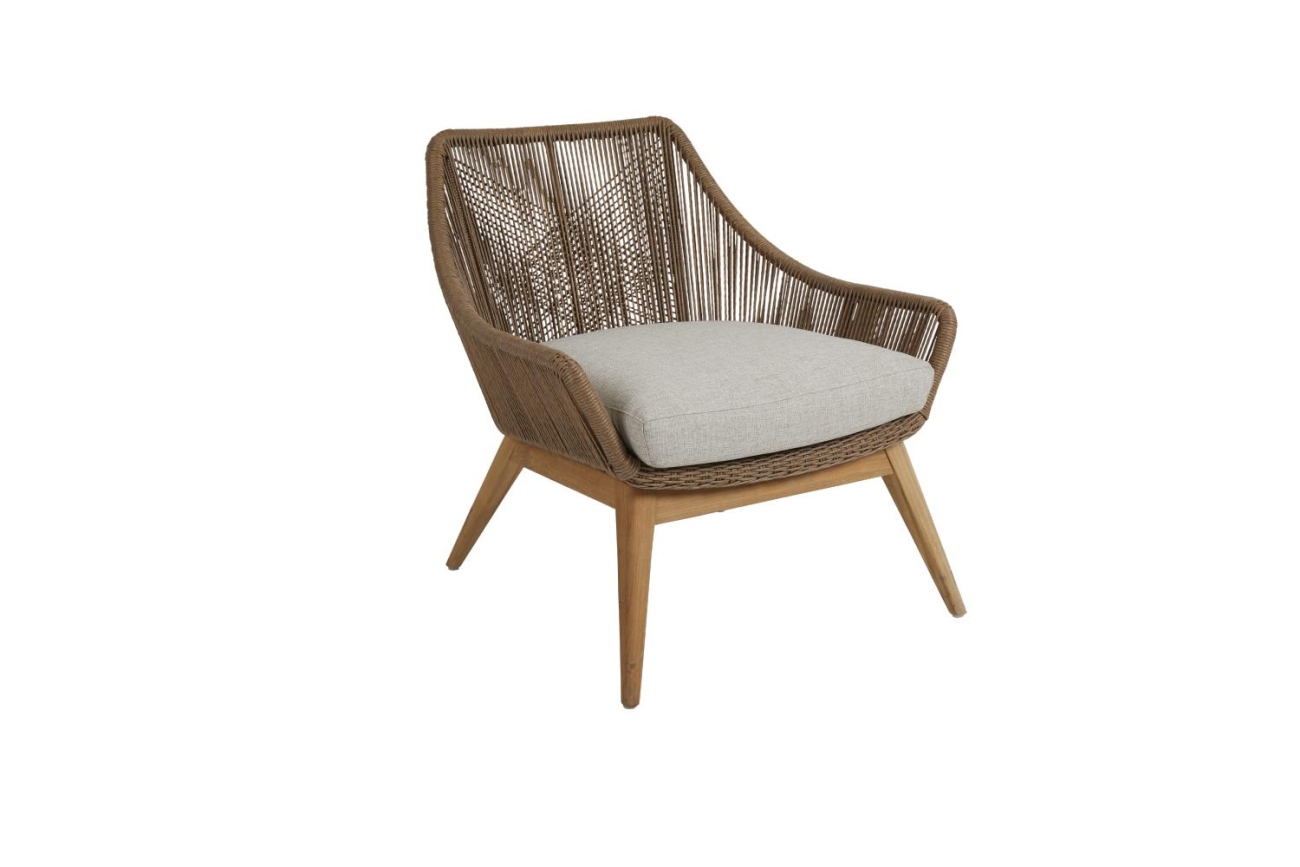 Der Gartensessel Hassel überzeugt mit seinem modernen Design. Gefertigt wurde er aus Rattan, welches einen braunen Farbton besitzt. Das Gestell ist aus Teakholz und hat eine natürliche Farbe. Die Sitzhöhe des Sessels beträgt 47 cm.