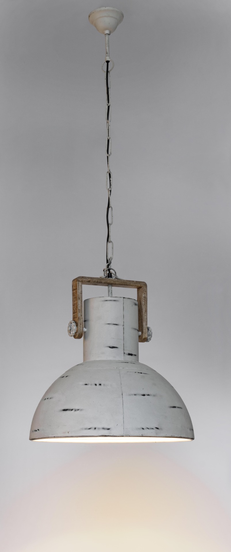Die Hängeleuchte Odessa überzeugt mit ihrem industriellen Design. Gefertigt wurde sie aus Mangoholz, welches einen natürlichen Farbton besitzt. Der Lampenschirm ist aus Metall und haben eine weiße Farbe. Die Lampe besitzt eine Höhe von 178 cm.