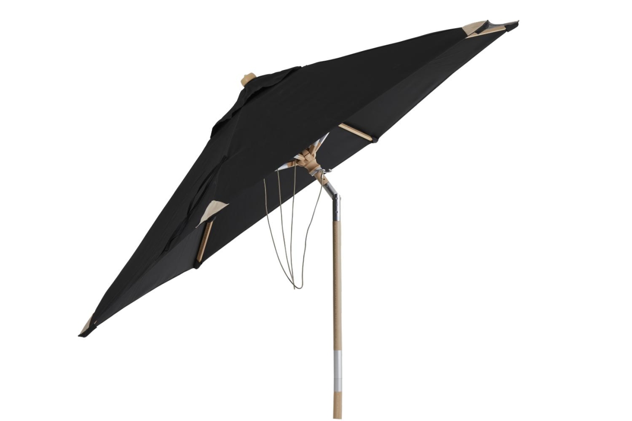 Der Sonnenschirm Trieste überzeugt mit seinem modernen Design. Gefertigt wurde er aus Kunstfasern, welcher einen schwarzen Farbton besitzt. Das Gestell ist aus Buchenholz und hat eine natürliche Farbe. Der Schirm hat einen Durchmesser von 250 cm.