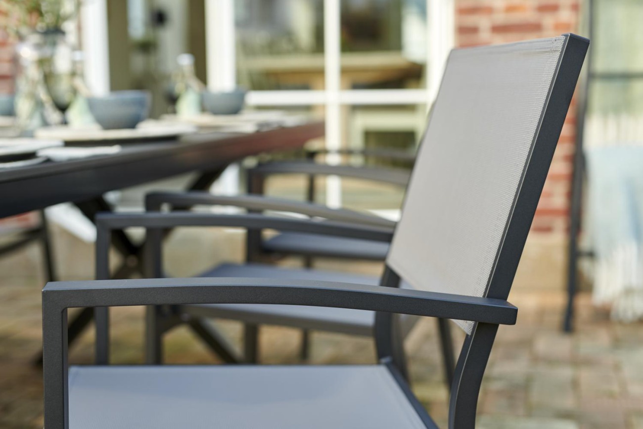 Der Gartenstuhl Leone überzeugt mit seinem modernen Design. Gefertigt wurde er aus Textilene, welcher einen Anthrazit Farbton besitzt. Das Gestell ist aus Metall und hat eine Anthrazit Farbe. Die Sitzhöhe des Stuhls beträgt 44 cm.