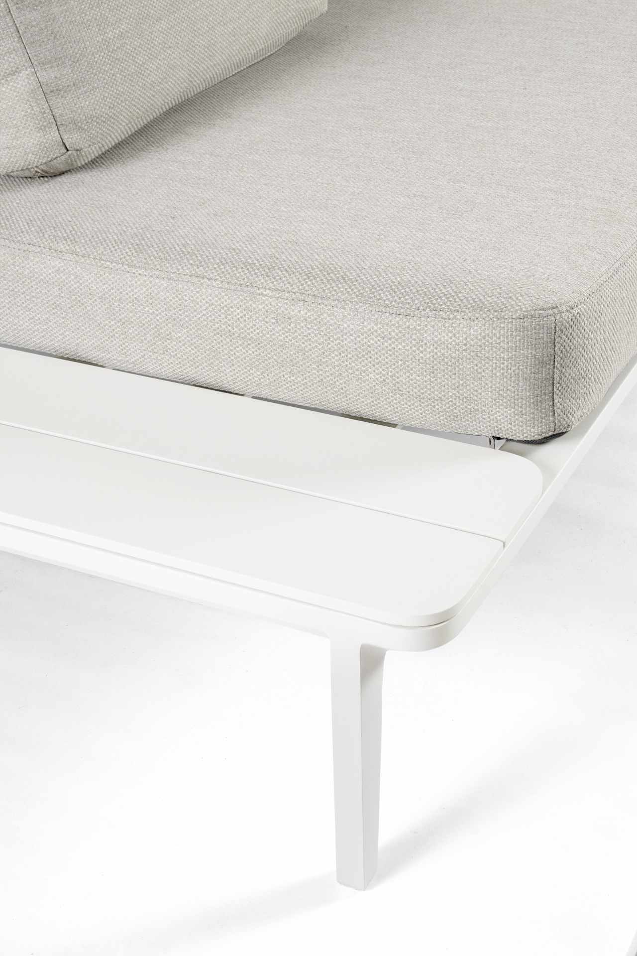 Das Gartensofa Matrix überzeugt mit seinem modernen Design. Gefertigt wurde es aus Olefin-Stoff, welcher einen grauen Farbton besitzt. Das Gestell ist aus Aluminium und hat eine weiße Farbe. Das Sofa verfügt über eine Sitzhöhe von 40 cm und ist für den Ou
