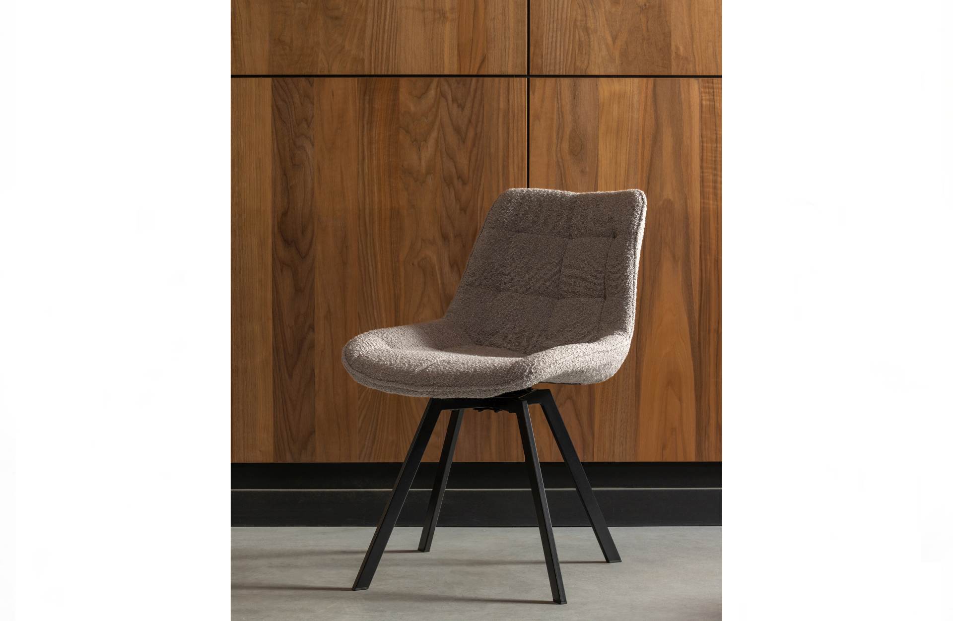 Der Drehstuhl Sutton überzeugt mit seinem klassischen Design. Gefertigt wurde er aus Boucle-Stoff, welcher einen grauen Farbton besitzt. Das Gestell ist aus Metall und hat eine schwarze Farbe. Die Sitzhöhe beträgt 49 cm.