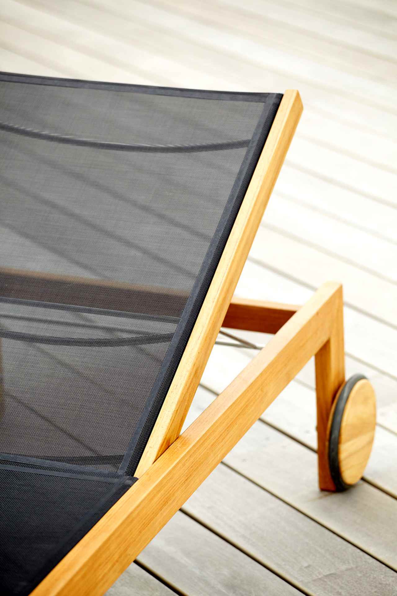 Die Sonnenliege Sonoma wurde aus Teakholz gefertigt. Sie besitzt Rollen für den einfachen Transport. Designet wurde sie von der Marke Jan Kurtz. Die Farbe der Liege ist Schwarz.