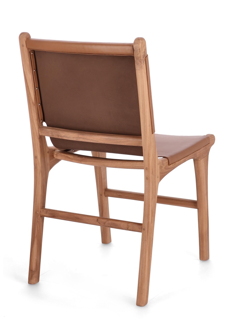Der Esszimmerstuhl Eugenie überzeugt mit seinem modernen Stil. Gefertigt wurde er aus Leder, welches einen Cognac Farbton besitzt. Das Gestell ist aus Teakholz und hat eine natürliche Farbe. Der Stuhl besitzt eine Sitzhöhe von 45 cm.