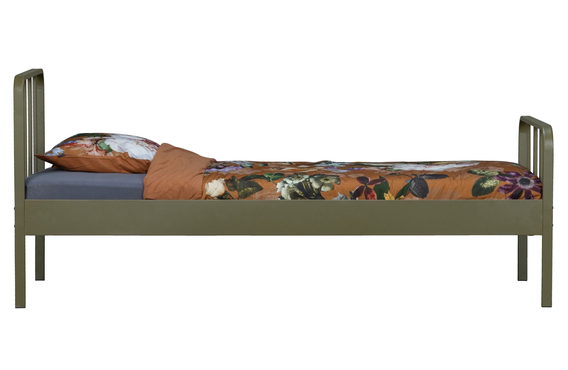 Das Bettgestell Mees wurde aus Metall gefertigt. Das Lattenrost besitzt 16 Stäbe und das Bett ist für eine Matratzengröße von 90x200 cm geeignet. Das Bettgestell ist in einem Army Farbton.