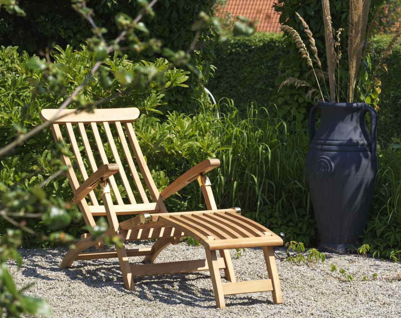 Der Liegestuhl Jackson überzeugt mit seinem modernen Design. Gefertigt wurde er aus Teakholz, welches einen natürlichen Farbton besitzt. Das Gestell ist auch aus Teakholz und hat eine natürliche Farbe. Die Sitzhöhe des Stuhls beträgt 28 cm.
