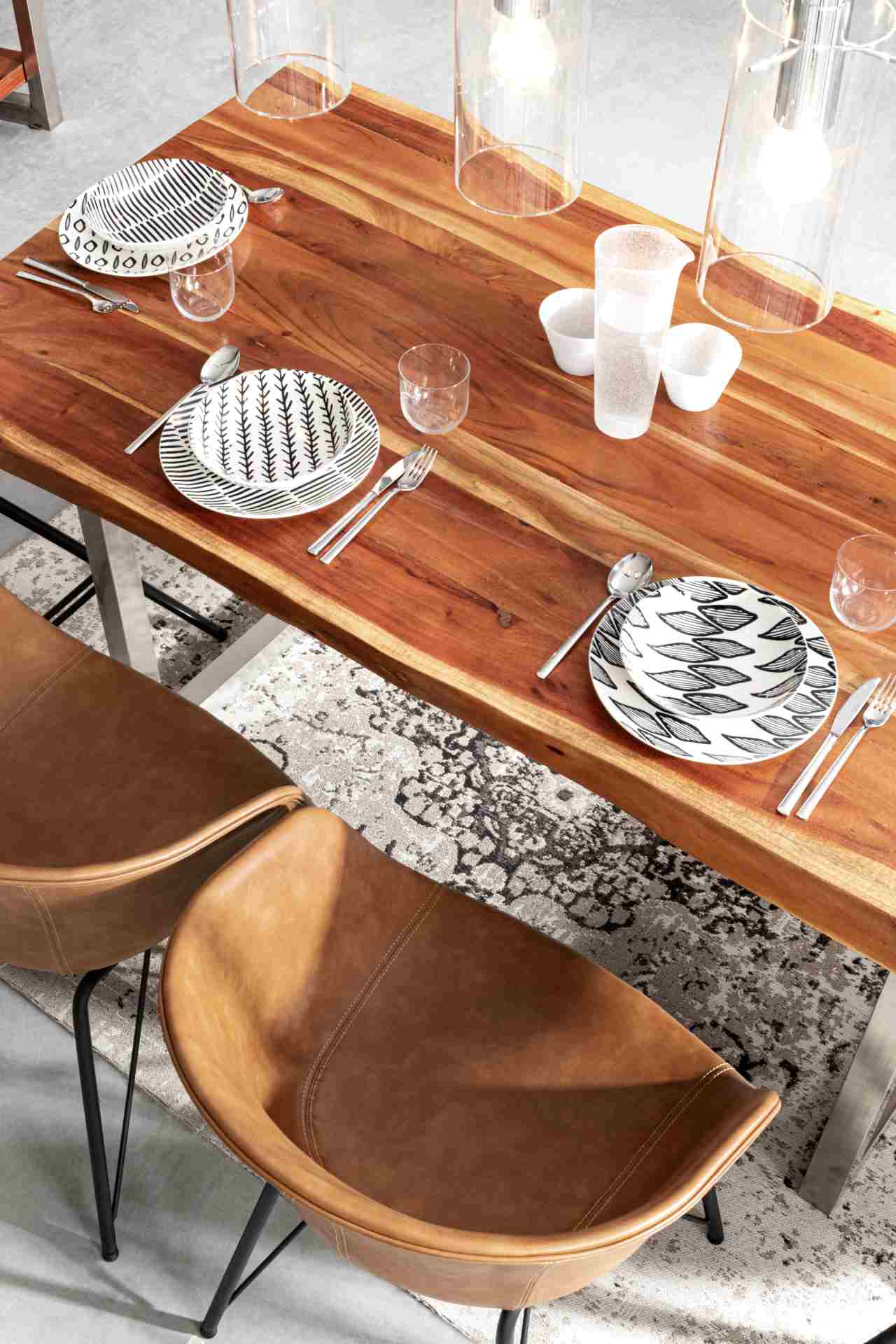 Der Esstisch Osbert überzeugt mit seinem moderndem Design. Gefertigt wurde er aus Akazienholz, welches einen natürlichen Farbton besitzt. Das Gestell des Tisches ist aus Metall und ist in eine silberne Farbe. Der Tisch besitzt eine Breite von 180 cm.