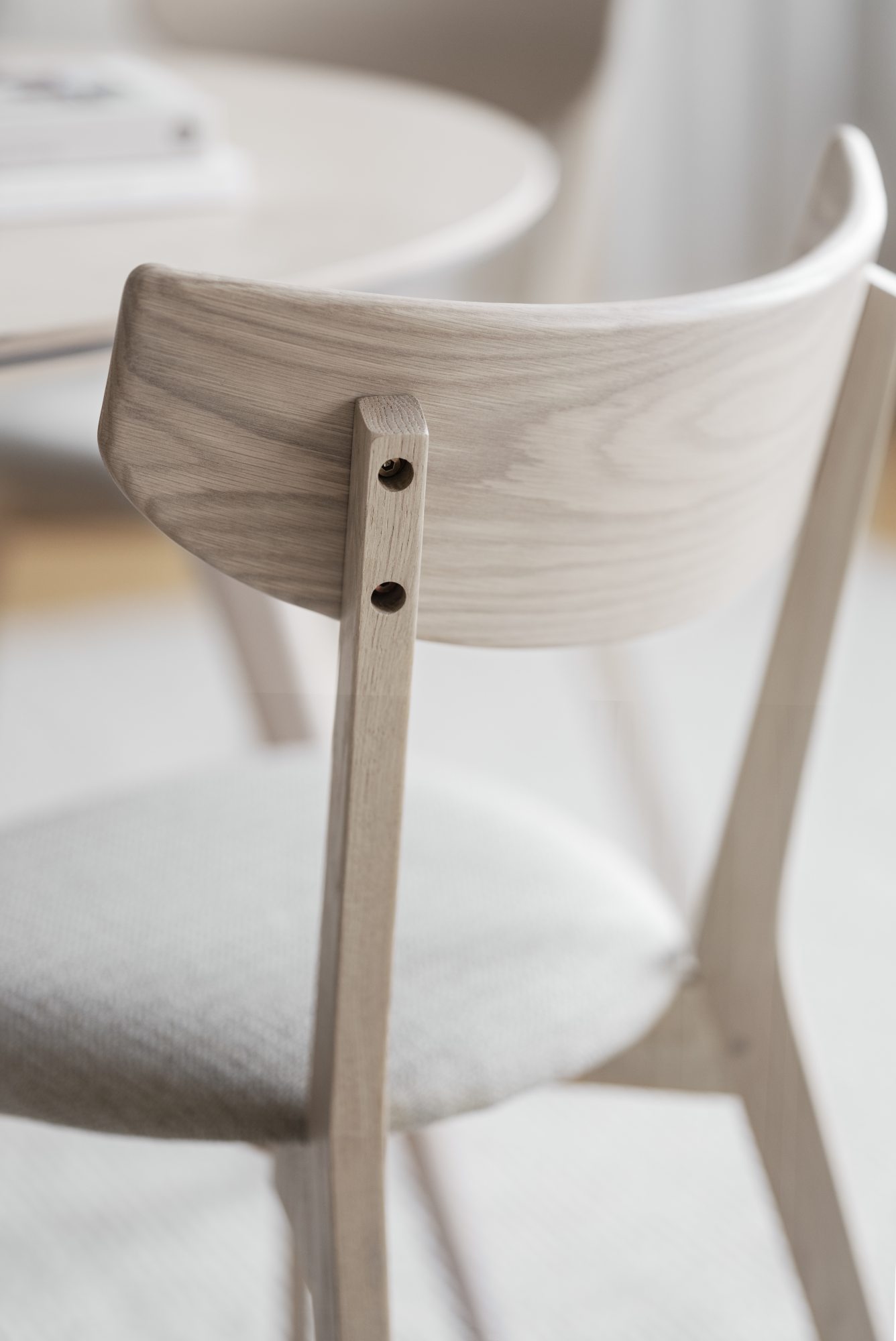 Jetzt entdecken: Stuhl Ami Eiche 2er Set, Weiss / Sand mit hochwertiger Verarbeitung.