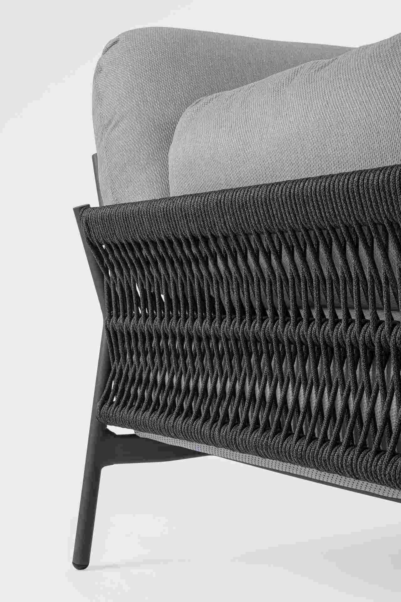Das Gartensofa Pardis überzeugt mit seinem modernen Design. Gefertigt wurde es aus Olefin-Stoff, welcher einen grauen Farbton besitzt. Das Gestell ist aus Aluminium und hat eine Anthrazit Farbe. Das Sofa verfügt über eine Sitzhöhe von 38 cm und ist für de