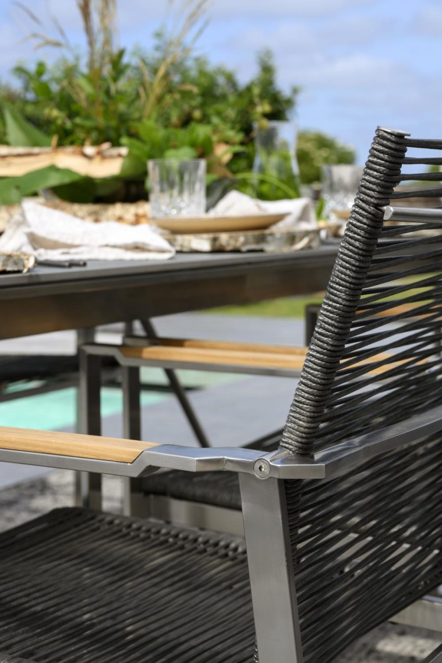 Der Gartenstuhl Gotland überzeugt mit seinem modernen Design. Gefertigt wurde er aus Kunststoff, welches einen schwarzen Farbton besitzt. Das Gestell ist aus Metall und hat eine silberne Farbe. Die Sitzhöhe des Stuhls beträgt 44 cm.