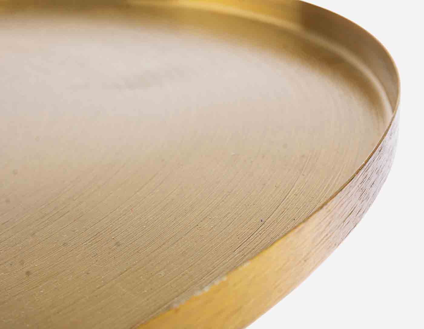 Stilvoller Beistelltisch Kalpita wurde aus einem Stahlgestell gefertigt. Das Gestell wurde vergoldet, welches dem Tisch sein ganz eigenes Design verleiht.