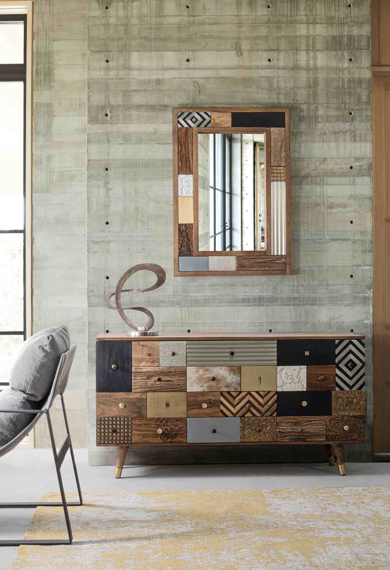 Das Sideboard Dhaval überzeugt mit seinem klassischen Design. Gefertigt wurde es aus Mango-Holz, welches einen natürlichen Farbton besitzt. Das Gestell ist auch aus Mango-Holz. Das Sideboard verfügt über zwei Türen und vier Schubladen. Die Breite beträgt 