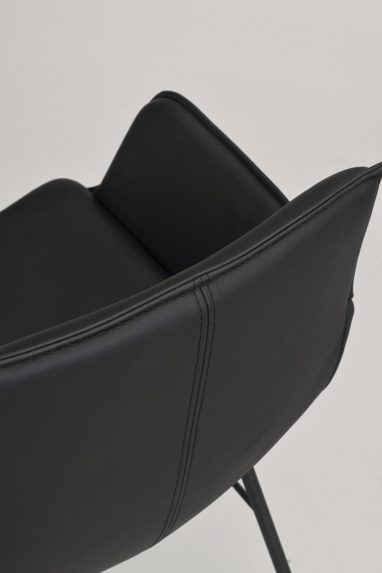 Stuhl Lowell 2er Set mit Armlehnen, Leder Schwarz passt perfekt in stilvolle Wohnräume.