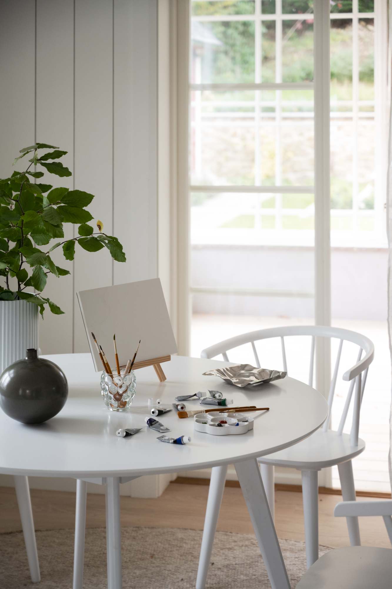 Esstisch Yumi Rund 115cm, MDF Weiß – modernes Design trifft Komfort.