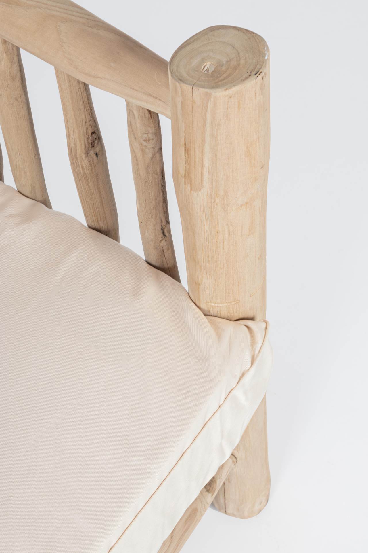 Der Sessel Sahel überzeugt mit seinem klassischen Design. Gefertigt wurde er aus Teakholz, welches einen natürlichen Farbton besitzt. Die Kissen sind aus einem Mix aus Baumwolle und Leinen. Der Sessel besitzt eine Sitzhöhe von 43 cm. Die Breite beträgt 70