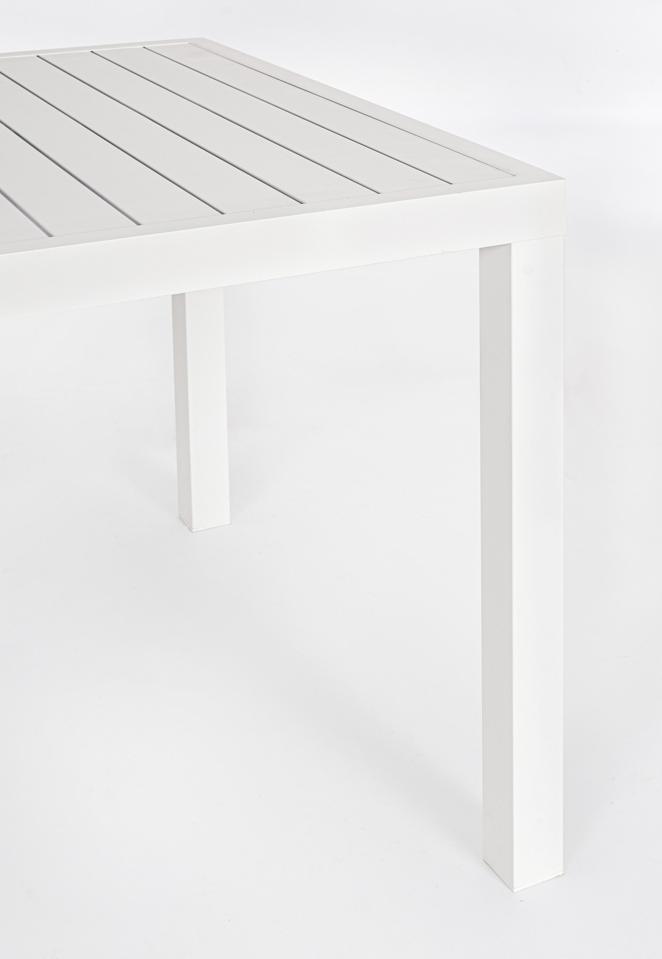 Der Gartentisch Hilde überzeugt mit seinem modernen Design. Gefertigt wurde er aus Aluminium, welches einen weißen Farbton besitzt. Das Gestell ist aus auch Aluminium und hat eine weiße Farbe. Der Tisch verfügt über eine Länge von 150 cm und ist für den O
