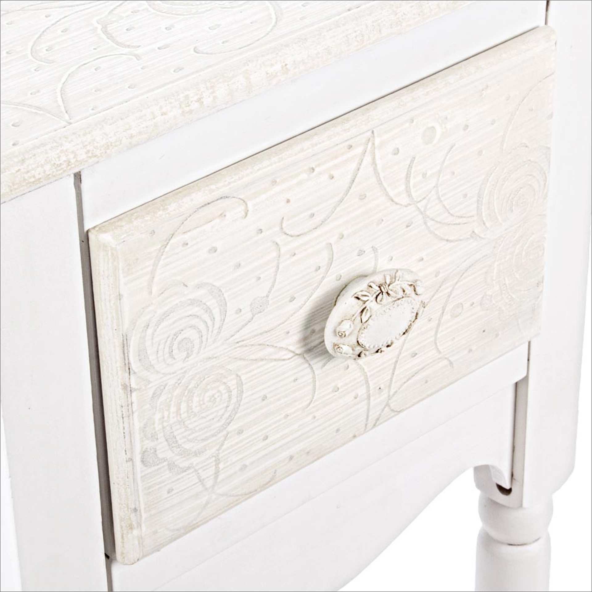 Der Nachttisch Clorinne überzeugt mit seinem klassischen Design. Gefertigt wurde er aus MDF, welches einen weißen Farbton besitzt. Das Gestell ist auch aus MDF. Der Nachttisch verfügt über eine Schublade. Die Breite beträgt 33 cm.