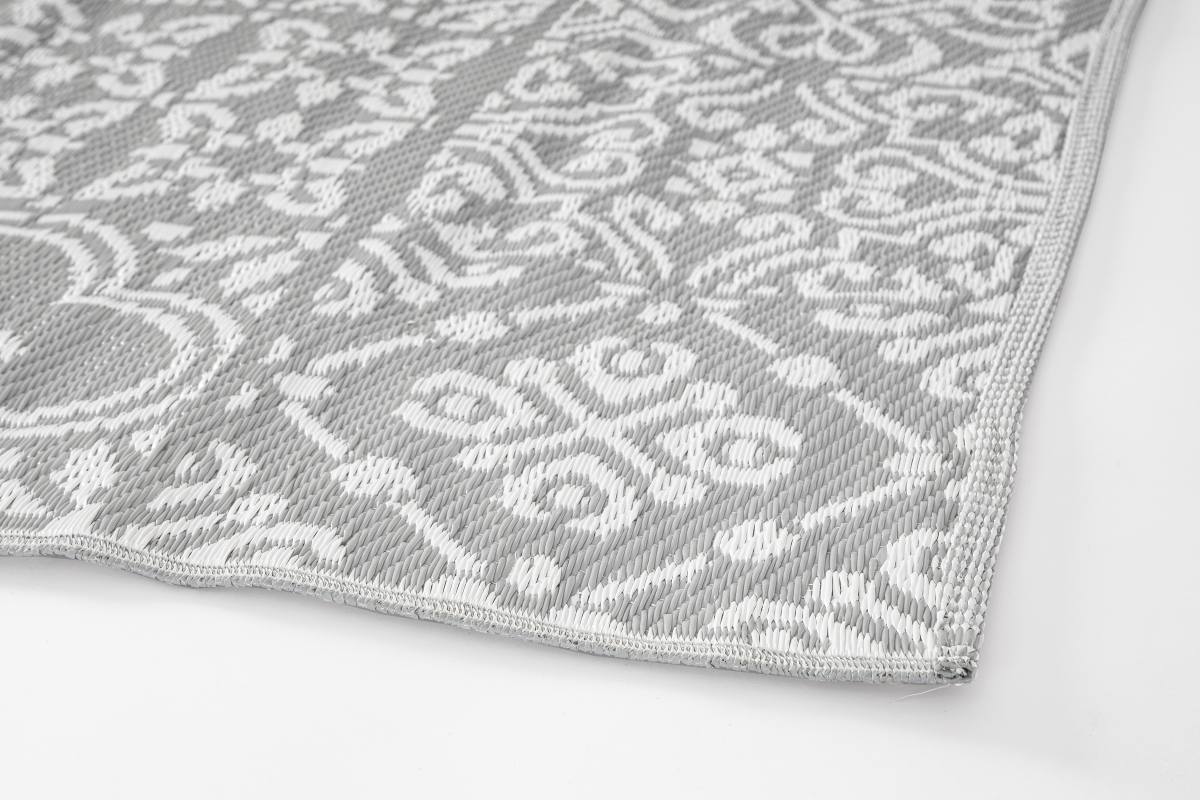 Der Outdoor Teppich Shiraz überzeugt mit seinem modernen Design. Gefertigt wurde er aus Kunststofffasern, welche einen grauen Farbton besitzt. Der Teppich verfügt über eine Größe von 180x270 cm und ist für den Outdoor Bereich geeignet.