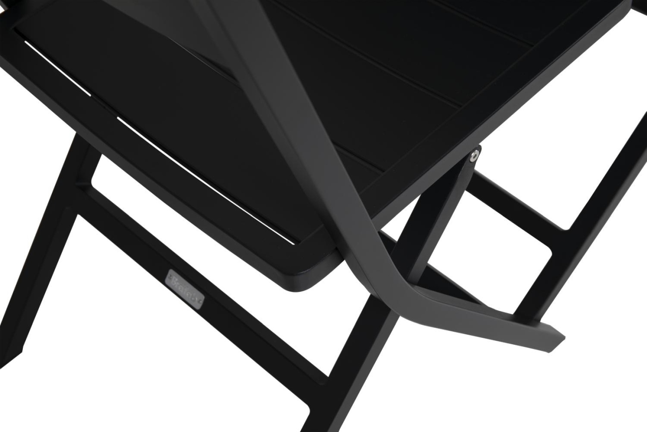 Der Gartenstuhl Wilkie überzeugt mit seinem modernen Design. Gefertigt wurde er aus Metall, welches einen schwarzen Farbton besitzt. Das Gestell ist aus Metall und hat eine schwarze Farbe. Die Sitzhöhe des Stuhls beträgt 44 cm.