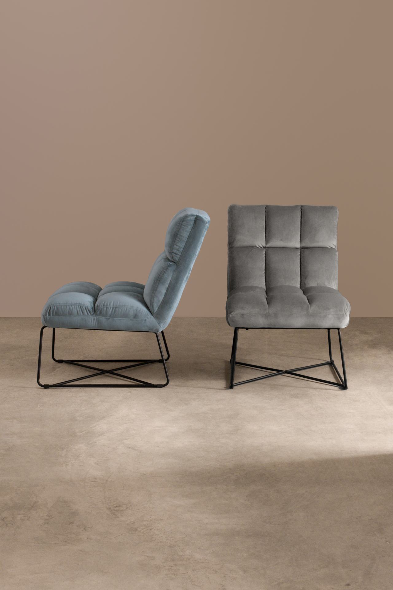 Der Sessel Lizzie überzeugt mit seinem modernen Design. Gefertigt wurde er aus Samt, welcher einen grauen Farbton besitzt. Das Gestell ist aus Metall und hat eine schwarze Farbe. Der Sessel besitzt eine Sitzhöhe von 47 cm. Die Breite beträgt 61 cm.