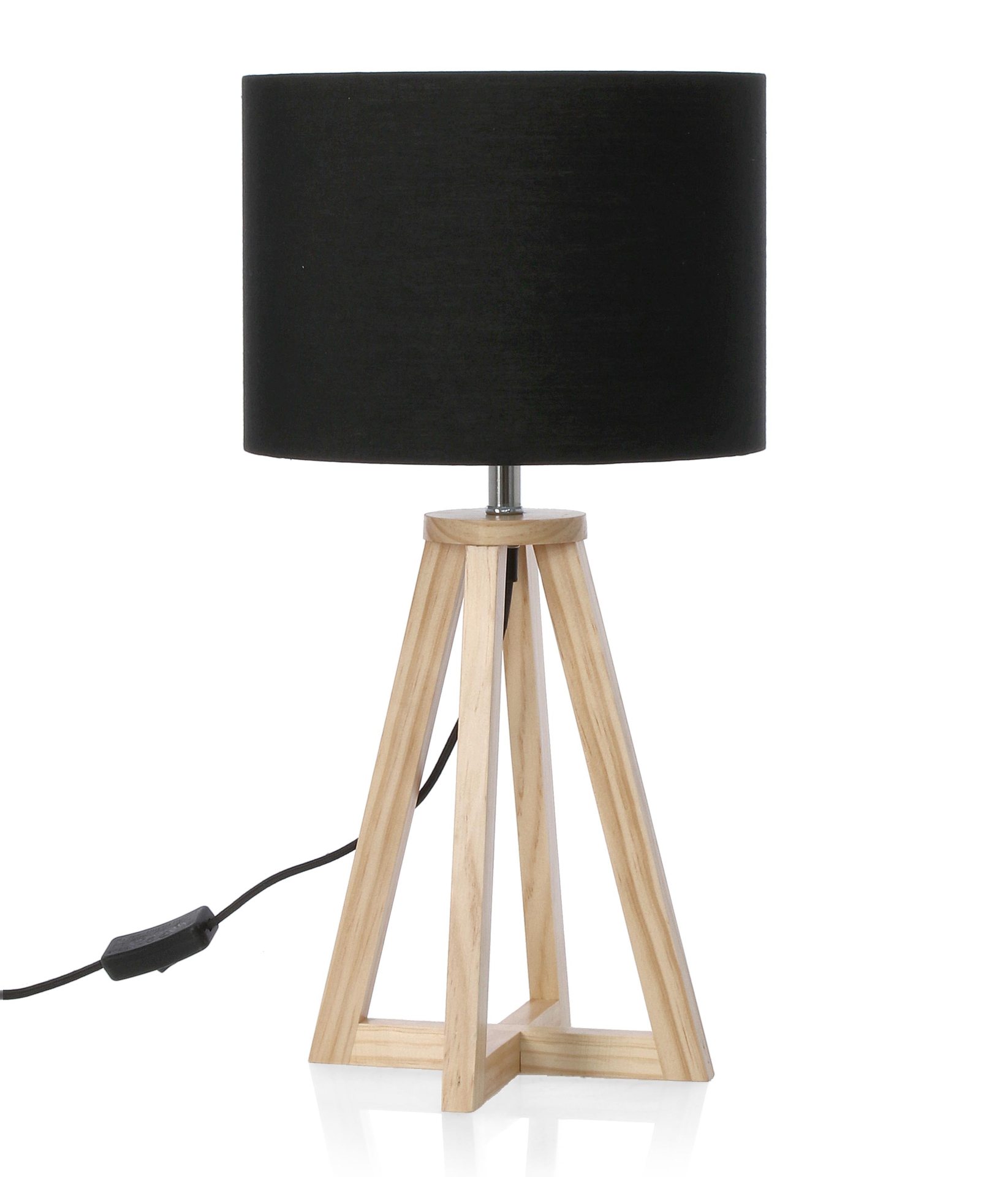 Die Tischleuchte Stoccolma überzeugt mit ihrem klassischen Design. Gefertigt wurde sie aus Kiefernholz, welches einen natürlichen Farbton besitzt. Der Lampenschirm ist aus Terilene und hat eine schwarze Farbe. Die Lampe besitzt eine Höhe von 48,5 cm.